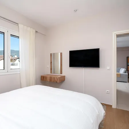 The 764 - Town Center Калаврита